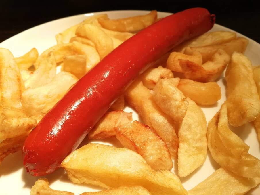 whats the difference between a saveloy and a sausage